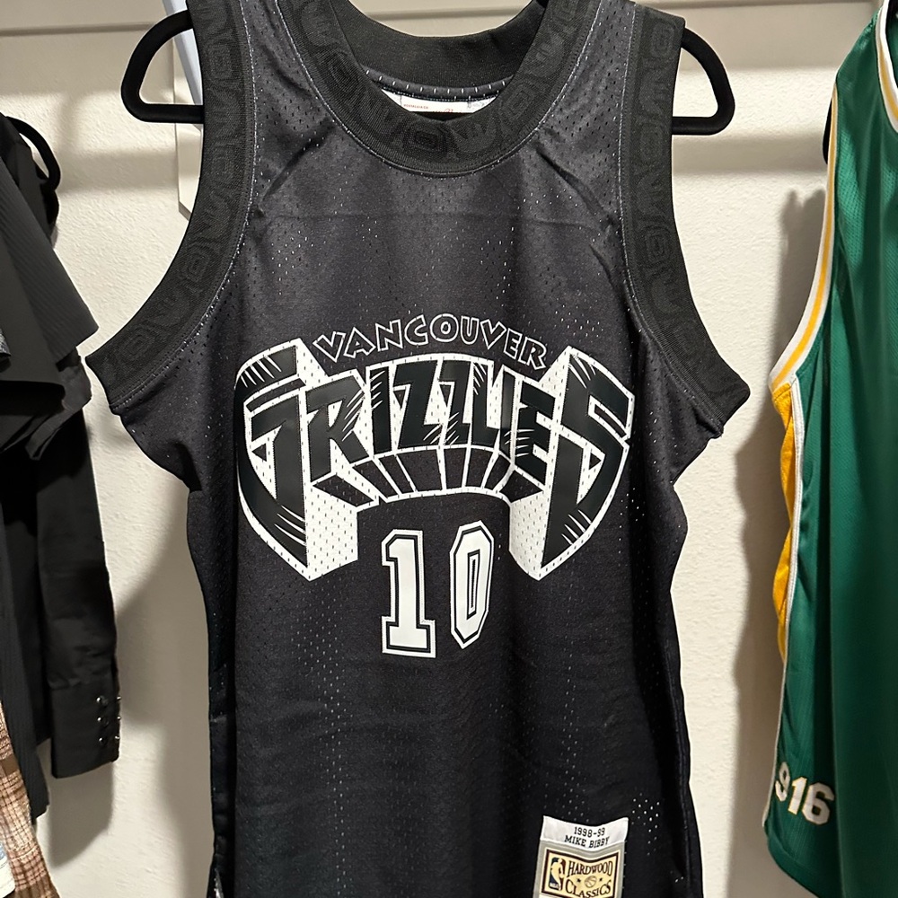 Mitchell & Ness Black and White Vancouver Grizzlies Mike Bibby Jersey